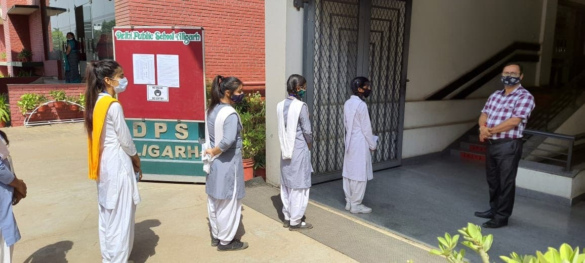 CBSE Term 2 Exam: अलीगढ़ के 20 केंद्रों पर 10वीं की परीक्षा शुरू, 7 हजार से अधिक स्टूडेंट्स दे रहे एग्जाम