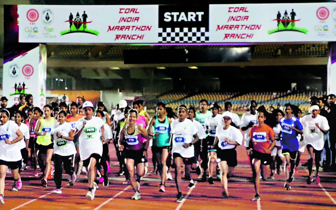 Photos: रांची में देशभर के 5000 से अधिक धावक दौड़े, 42 किमी की रेस में अर्जुन और सोनिका बने विजेता
