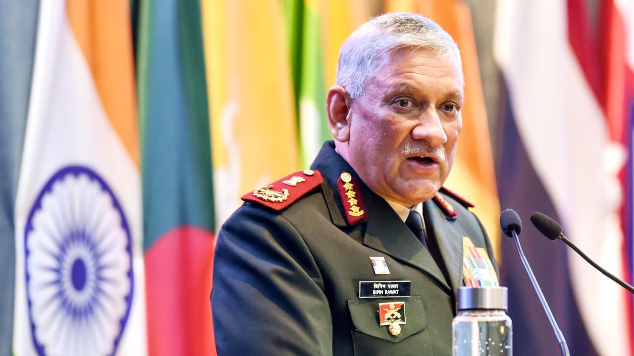 सेना के वीर जवानों पर देश को गर्व, आओ मिलकर मनाएं विजय पर्व, सीडीएस जनरल बिपिन रावत का ये खास संदेश सुनें