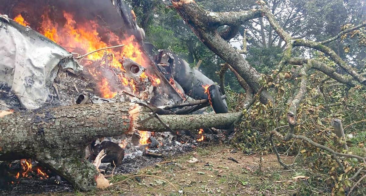 Arunachal Helicopter Crash: हेलिकॉप्टर में सवार दोनों पायलटों के मिले शव, चीन बॉर्डर के पास मिला था मलबा