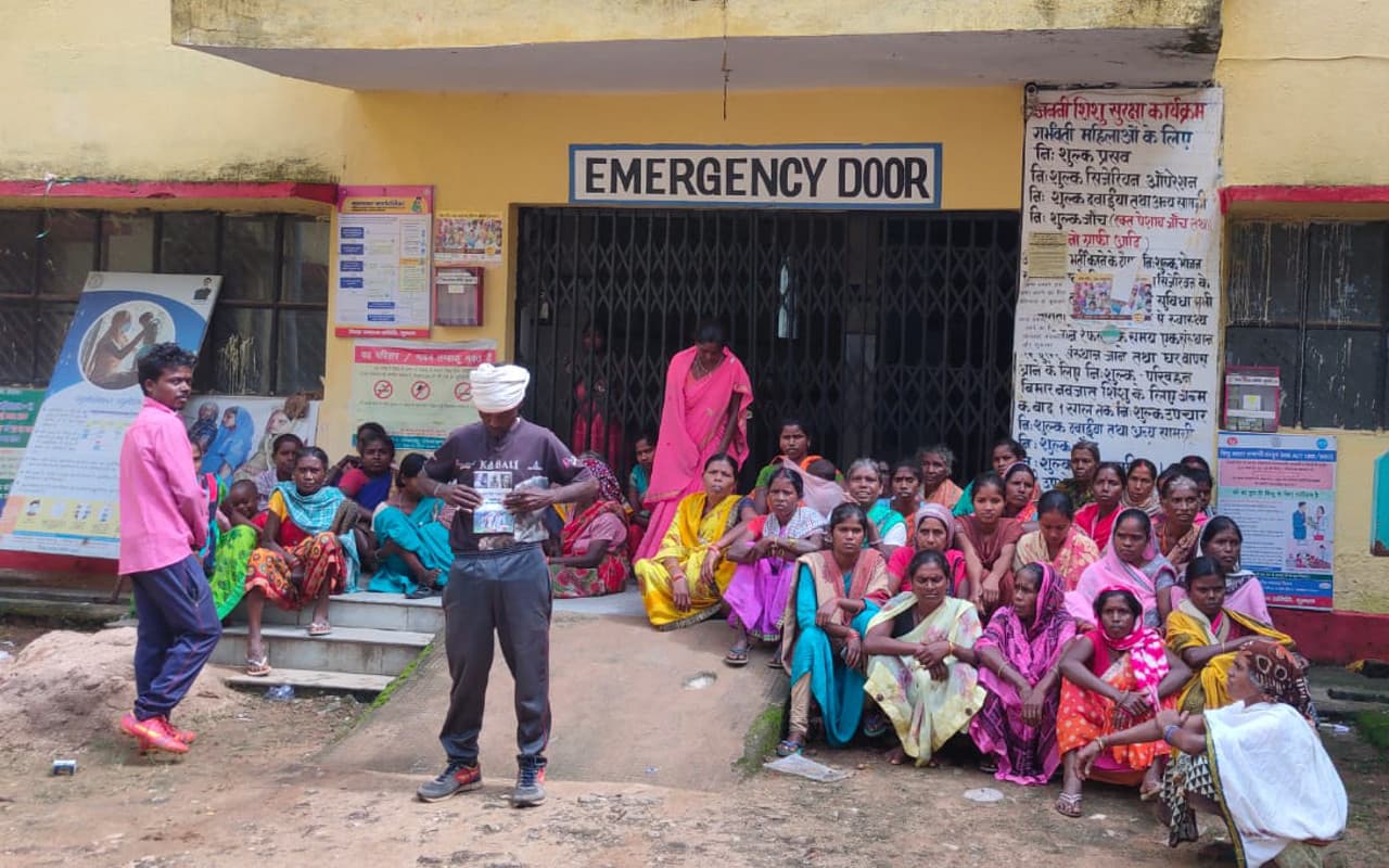 गुमला के बिशुनपुर CHC में नाराज ग्रामीणों ने जड़ा ताला, इलाज में लापरवाही बरतने का लगाया आरोप