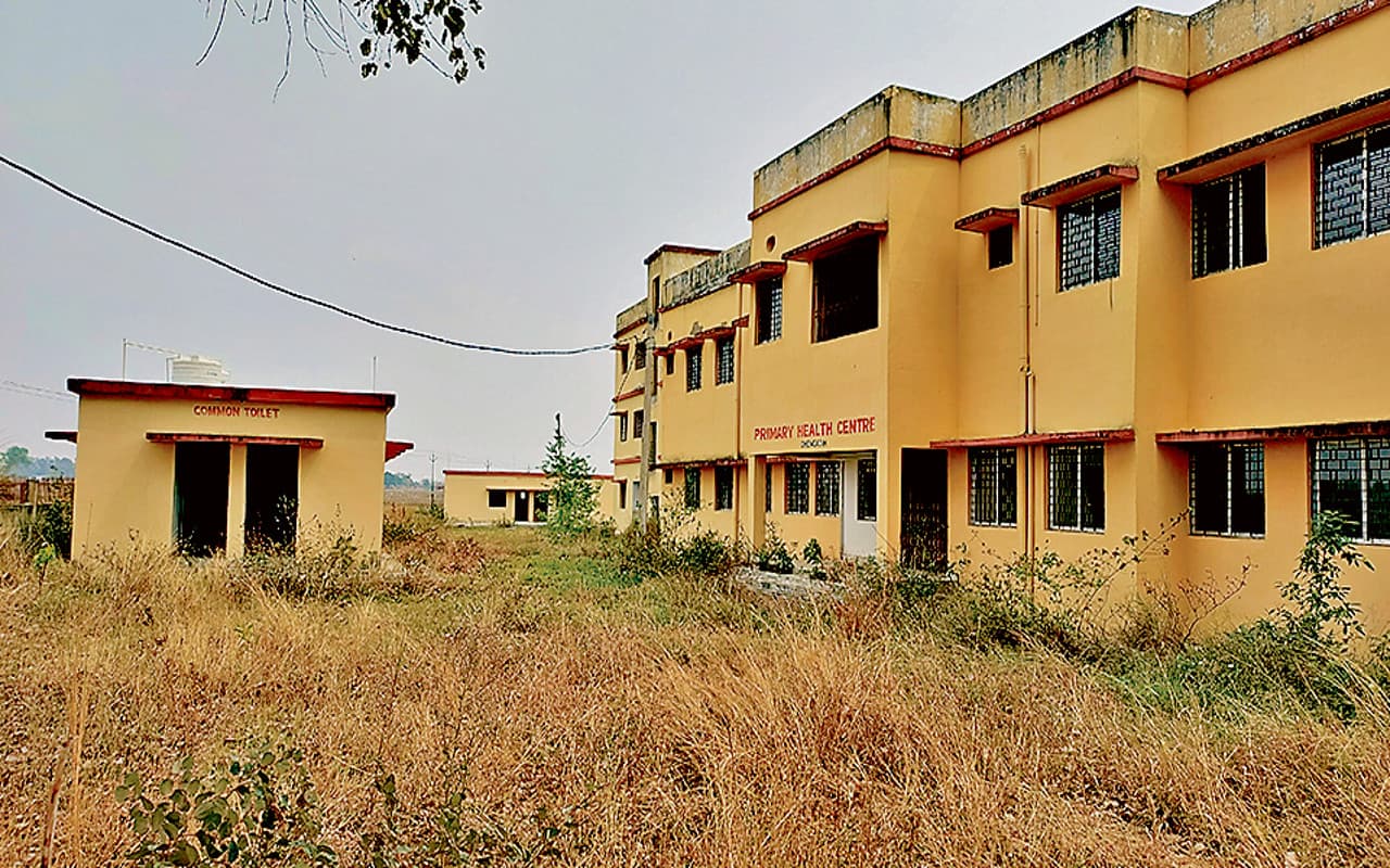 झारखंड का एक ऐसा प्राथमिक स्वास्थ्य केंद्र जहां 4 साल से लटका है ताला, पढ़ें पूरी खबर