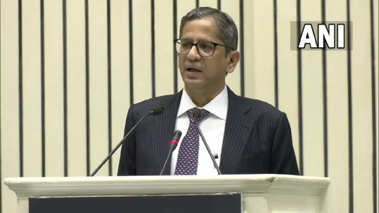 CJI एनवी रमना ने कहा, निष्पक्षता की कमी और सियासी गठजोड़ की वजह से धूमिल हुई पुलिस की इमेज