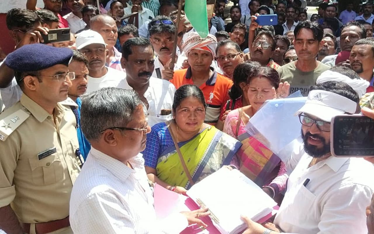 Indian Railways News: ट्रेन ठहराव को लेकर सैकड़ों ग्रामीण पहुंचे चक्रधरपुर DRM Office, मांग पत्र सौंपा