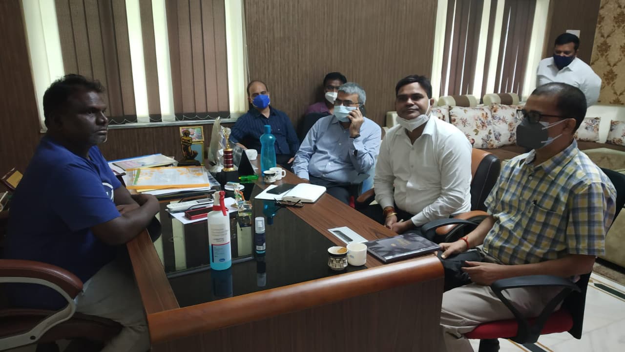 चक्रधरपुर शहरी- ग्रामीण क्षेत्र में 22 घंटे मिलेगी बिजली, अधिकारियों के आश्वासन पर प्रस्तावित भूख हड़ताल टला