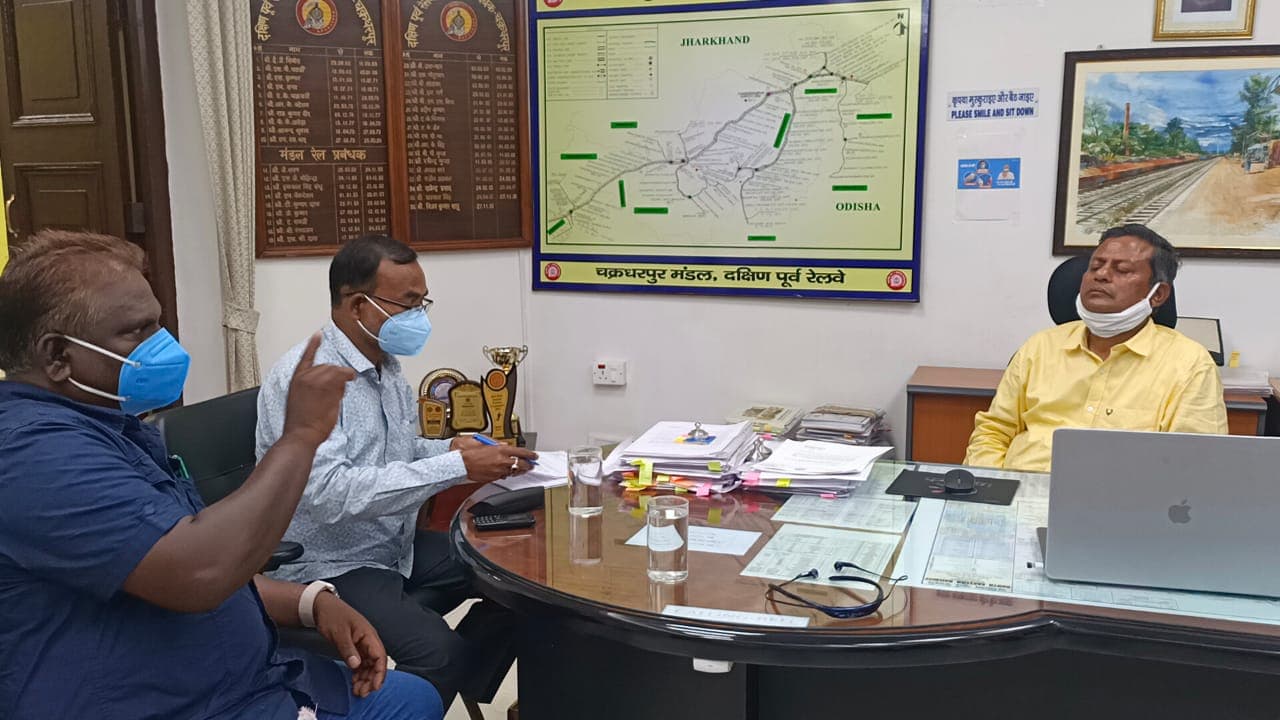Indian Railways News : DRM से मिले चक्रधरपुर और जुगसलाई विधायक, अंडर पास की तकनीकी स्वीकृति की मांग