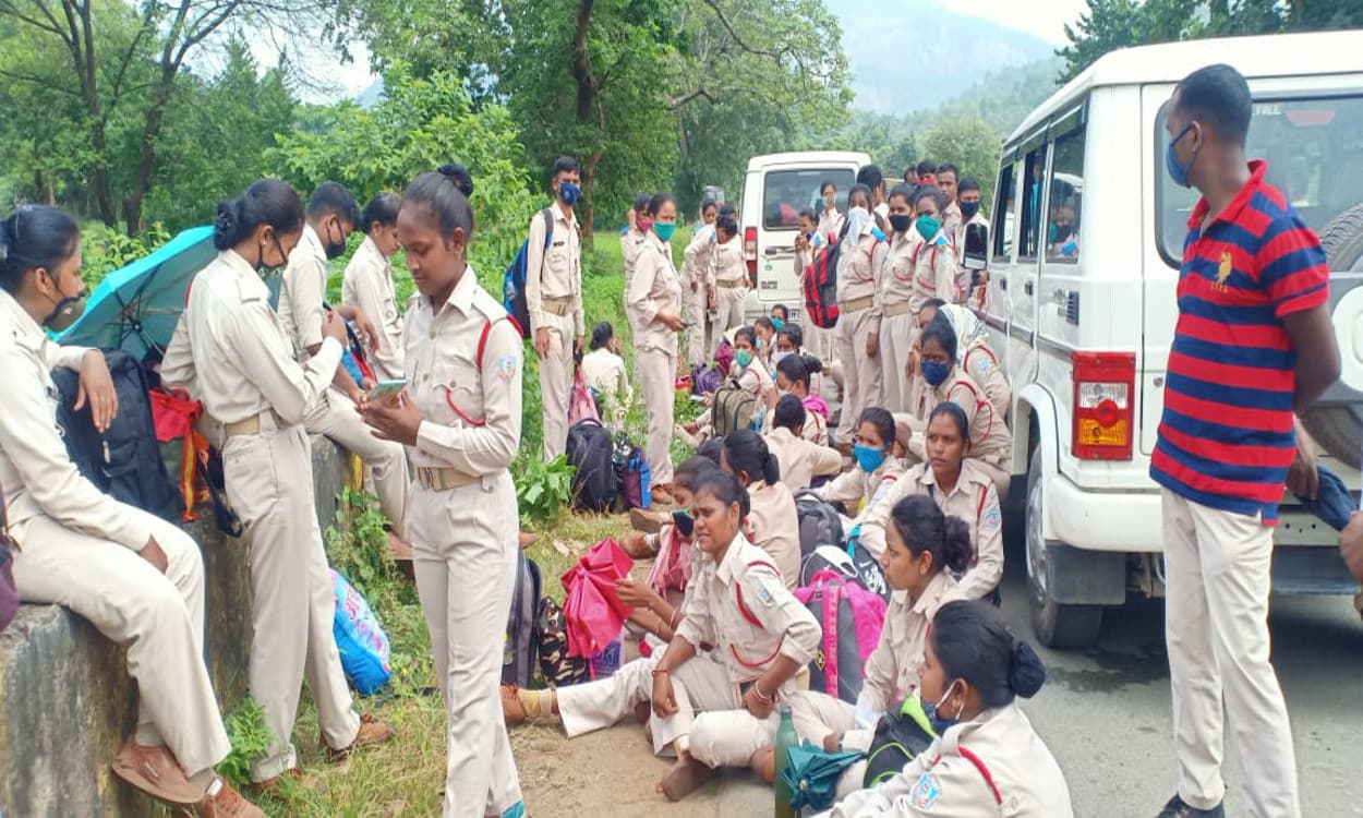 स्थायीकरण की मांग को लेकर चाईबासा से अनुबंध सहायक पुलिस कर्मी पैदल निकले रांची, पुलिस ने खूंटपानी में रोका