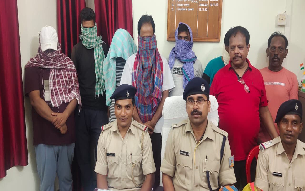 झारखंड : पश्चिमी सिंहभूम के चक्रधरपुर में जुआ खेलते स्कूल मैनेजर सहित आठ गिरफ्तार