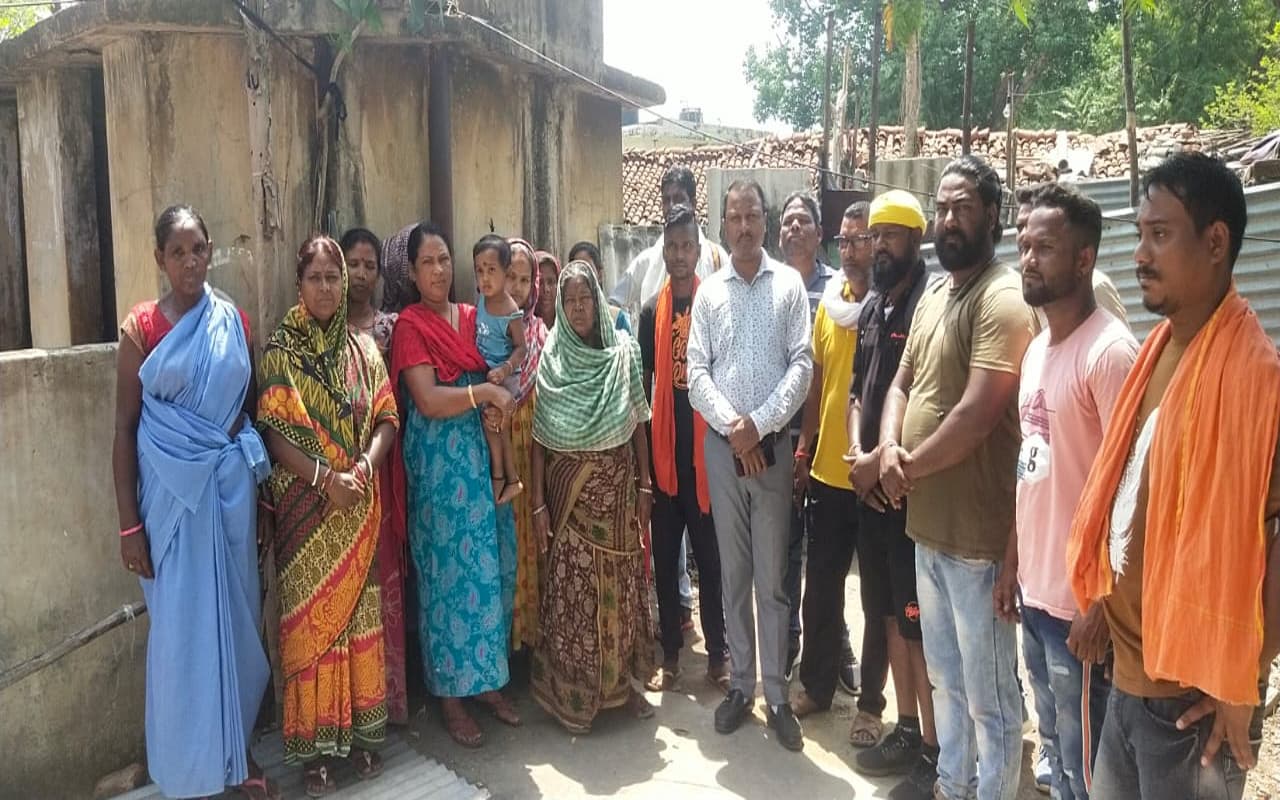 Common Man Issues: चक्रधरपुर शहर के हरिजन बस्ती में एक शौचालय तक नहीं, साफ-सफाई का भी अभाव, लोग परेशान