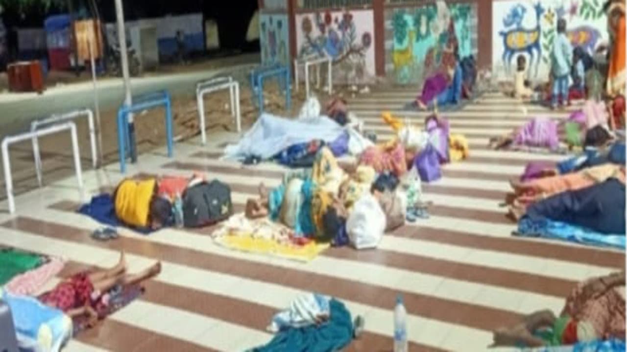 Indian Railways News : रात में ट्रेन से लौटे यात्री चक्रधरपुर रेलवे स्टेशन में फंसे, बिना भोजन-  पानी भूखे पेट रात गुजरी