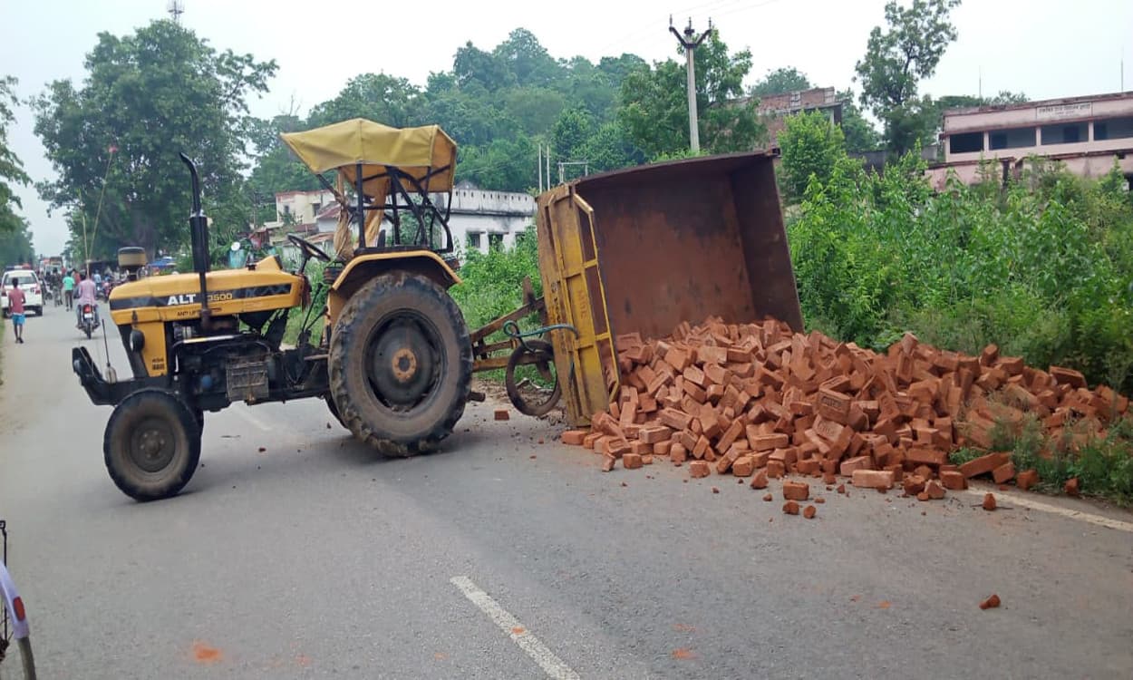 चाईबासा में दाे वाहनों में टक्कर, एक महिला की मौत, 2 घायल