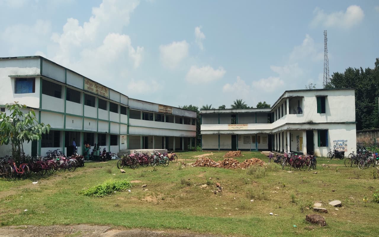 झारखंड का ऐसा स्कूल जहां एक चापाकल व शौचालय के भरोसे 800 विद्यार्थी, घर से पानी लाने को मजबूर बच्चे