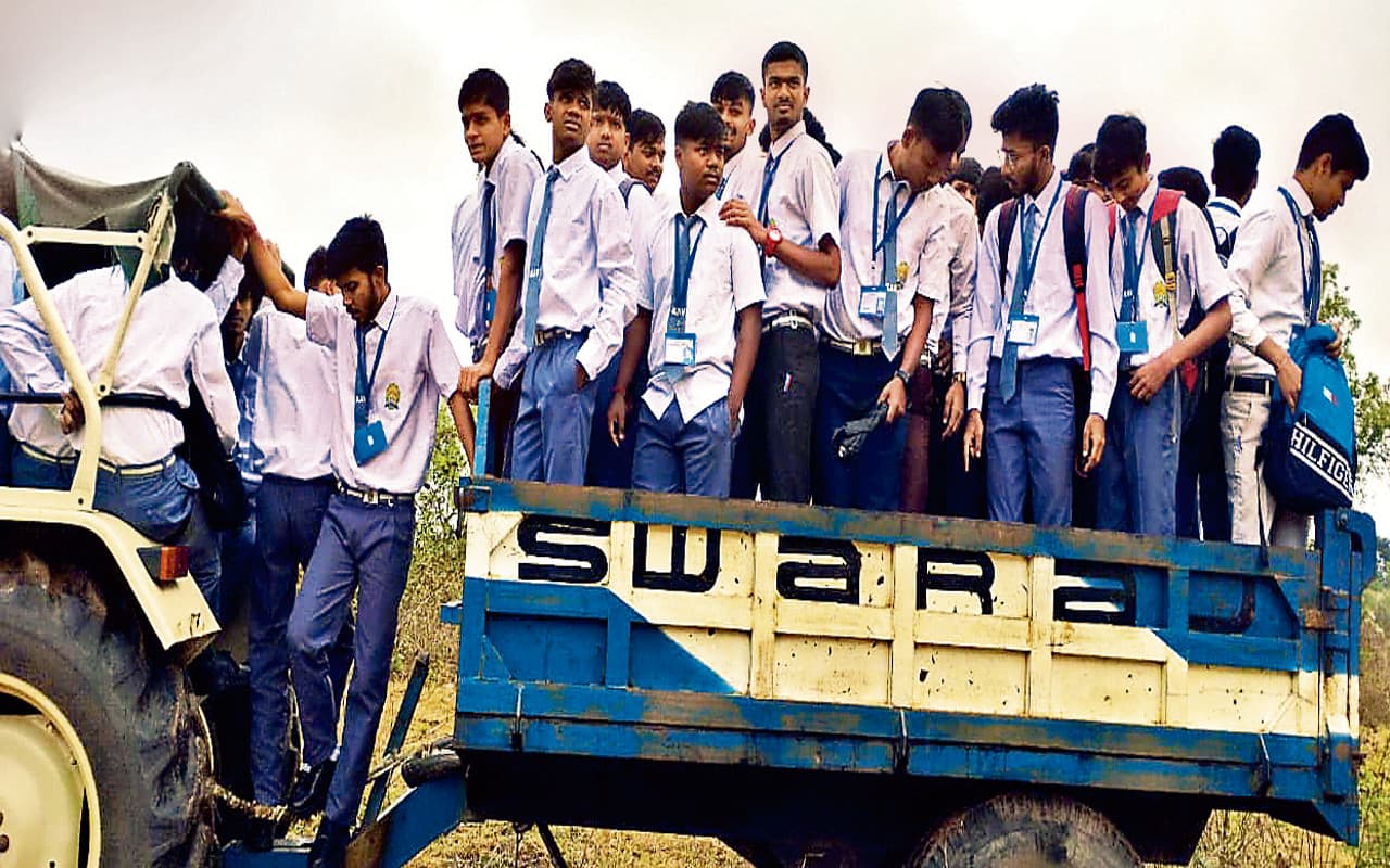 झारखंड : जान जोखिम में डालकर एक टैक्टर पर परीक्षा देने गये 52 परीक्षार्थी, प्रशासन गंभीर