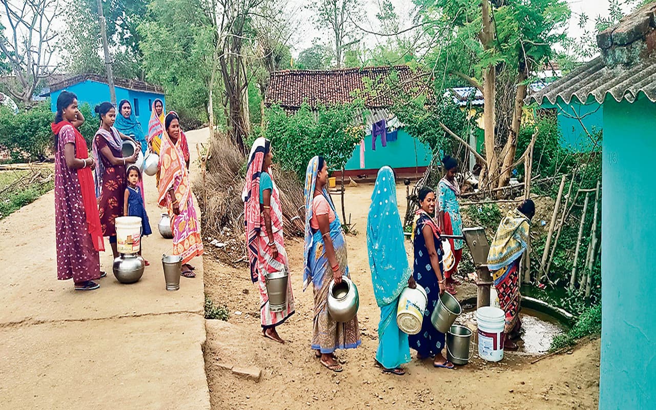 झारखंड : पश्चिमी सिंहभूम के जंतालबेड़ा में जलमीनार खराब, चापाकल पर सुबह से लगती है कतार, नहीं ले रहा कोई सुध