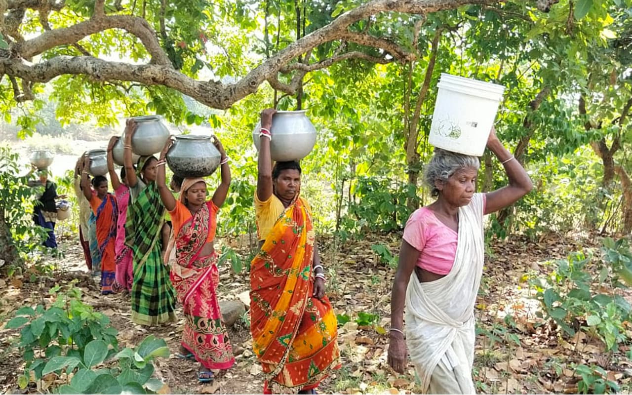 Common Man Issues: डेढ़ किमी पैदल चलकर पानी लाने को मजबूर हैं ग्रामीण, चक्रधरपुर के इस गांव का जानें हाल Common Man Issues: डेढ़ किमी पैदल चलकर पानी लाने को मजबूर हैं ग्रामीण, चक्रधरपुर के इस गांव का जानें हाल