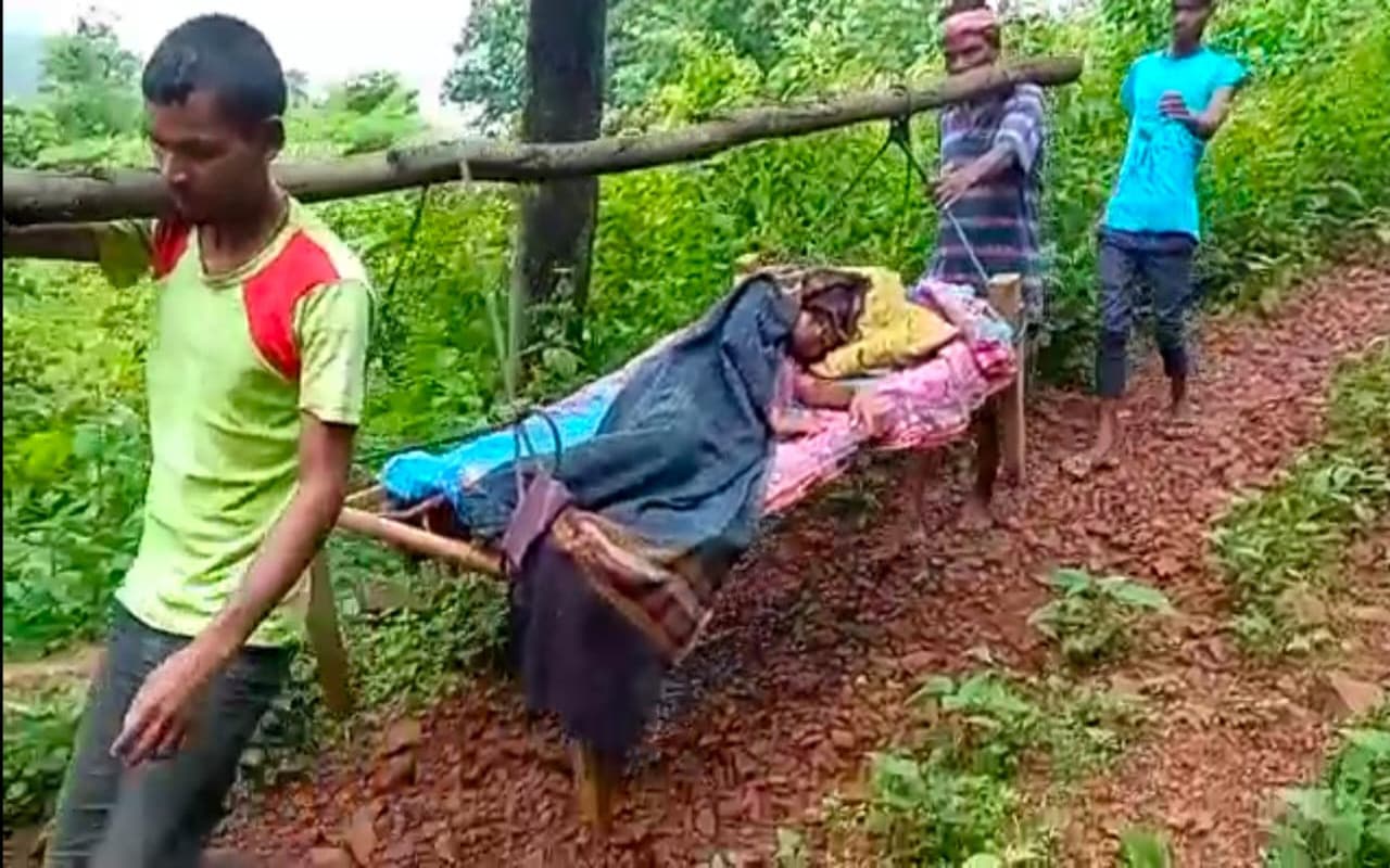 चक्रधरपुर के कोटसोना गांव में नहीं आते वाहन, खटिया के सहारे गर्भवती को हॉस्पिटल पहुंचाने को मजबूर ग्रामीण