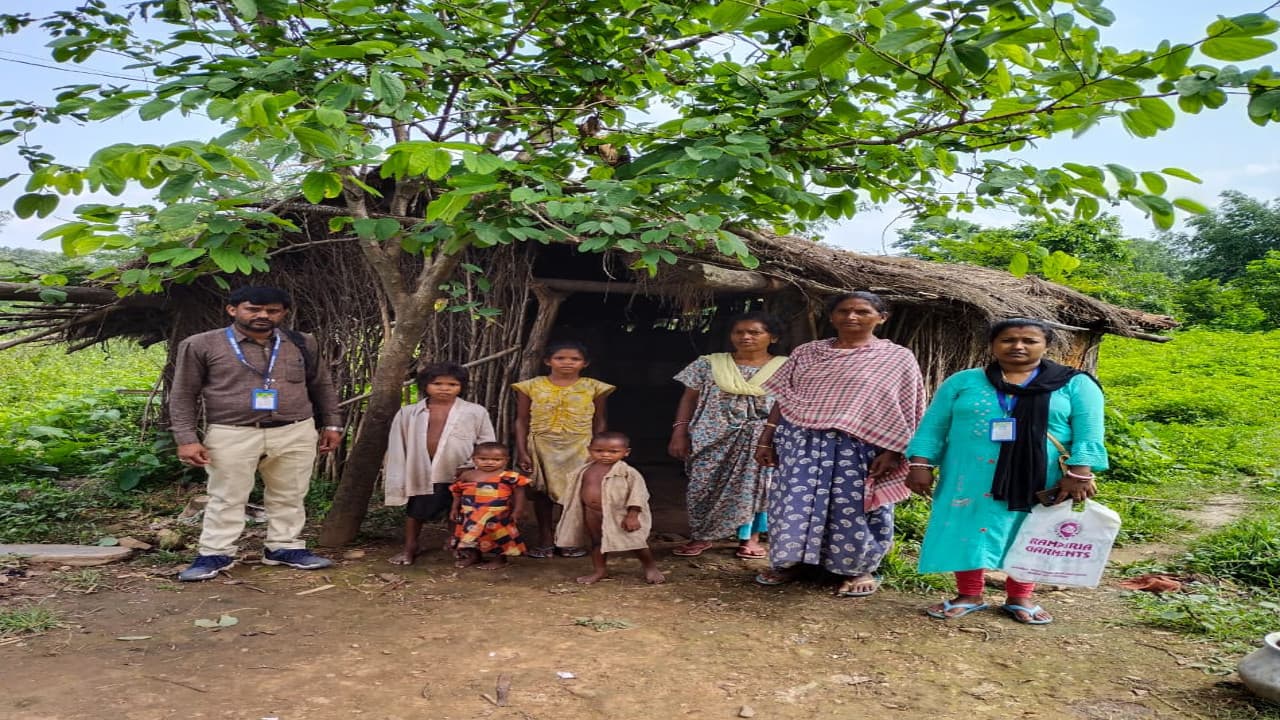 कोरोना काल में माता-पिता का हुआ निधन, बेसहारा 6 बच्चों का सहारा बना चक्रधरपुर का चाइल्ड लाइन