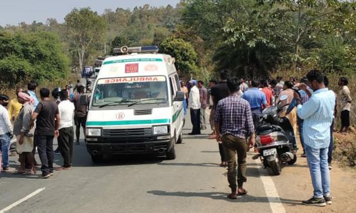 खूटपानी- खरसावां मार्ग में तेज रफ्तार ने बाइक सवार 3 युवकों की ली जान, स्कूटी सवार दंपती भी चपेट में आये