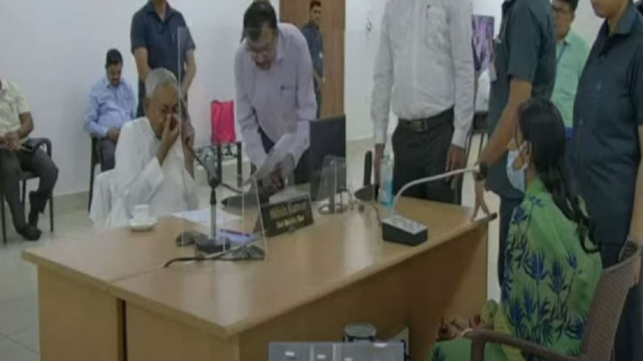 झा जी इ क्या नया लड़का को लाये हैं, जनता दरबार में फोन ऑपरेटर पर नाराज हुए नीतीश कुमार