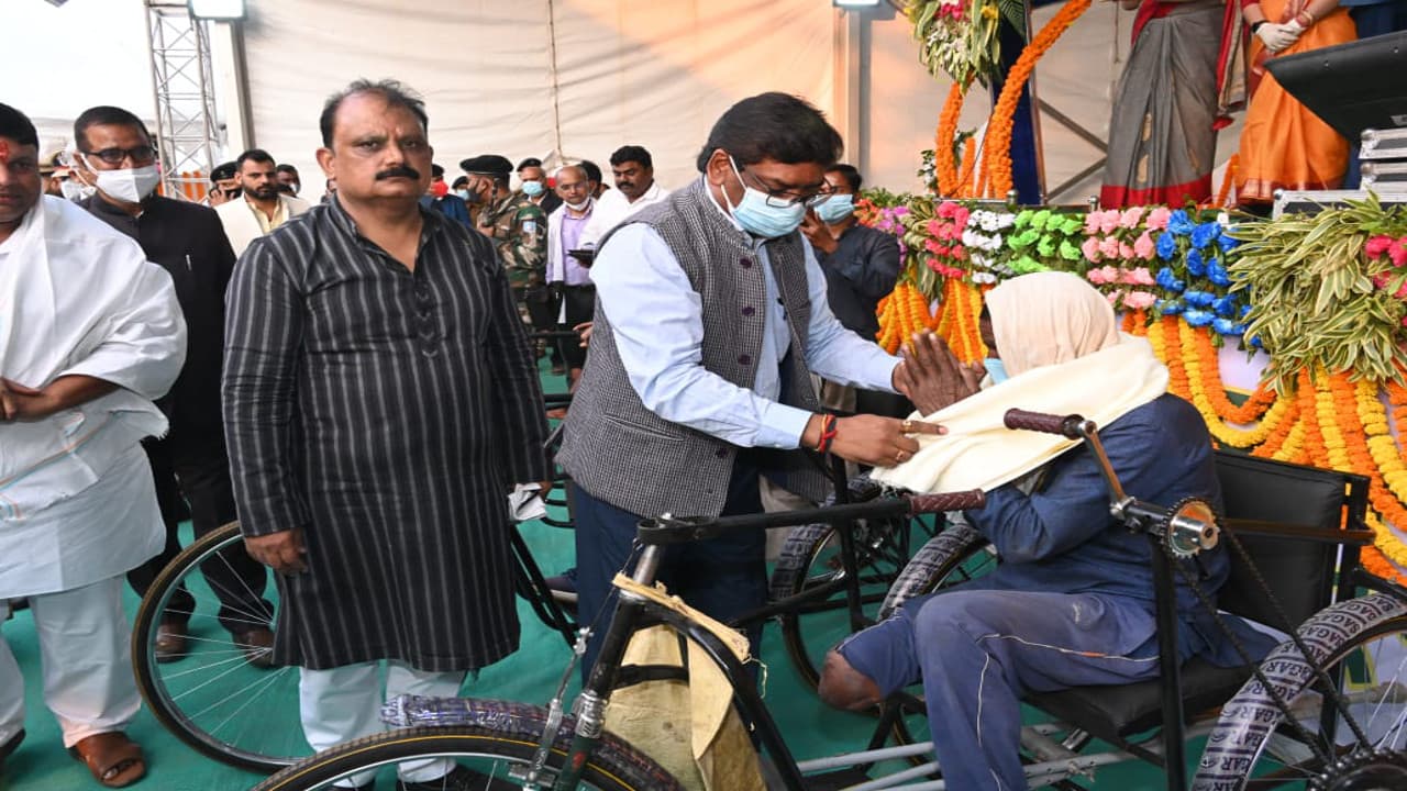 हेमंत सरकार के 2 साल : आपके द्वार कार्यक्रम से करीब 24 लाख आवेदनों का हुआ निबटारा,गांव-घर तक पहुंच रही योजनाएं