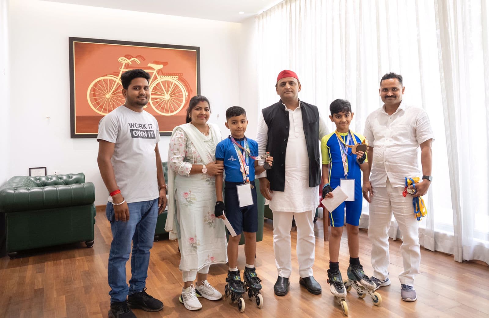 सपा सुप्रीमो अ‍खिलेश यादव ने 'स्‍केट‍िंंग स्‍टार्स' समर्थ और कृतिक से की मुलाकात, दीं ढेर सारी शुभकामनाएं