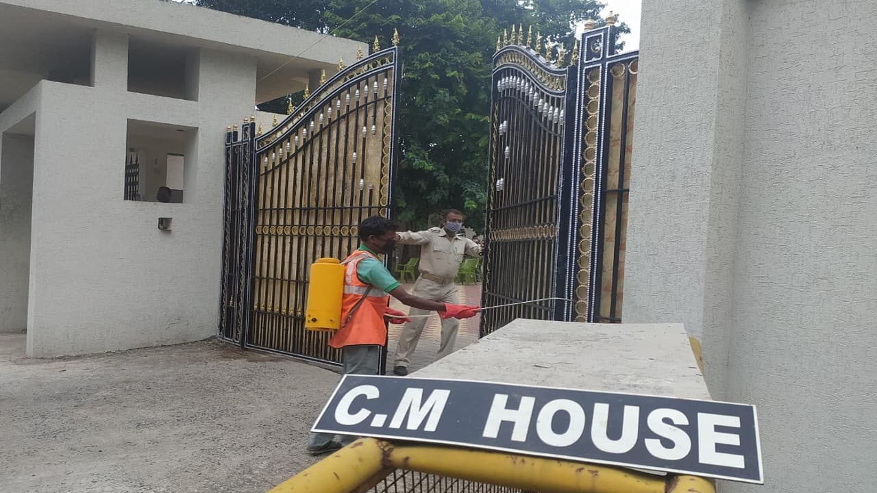 रांची पहुंचे सैकड़ों JMM कार्यकर्ताओं से बोले CM हेमंत सोरेन- विपक्ष की साजिश का जवाब देने का आया समय