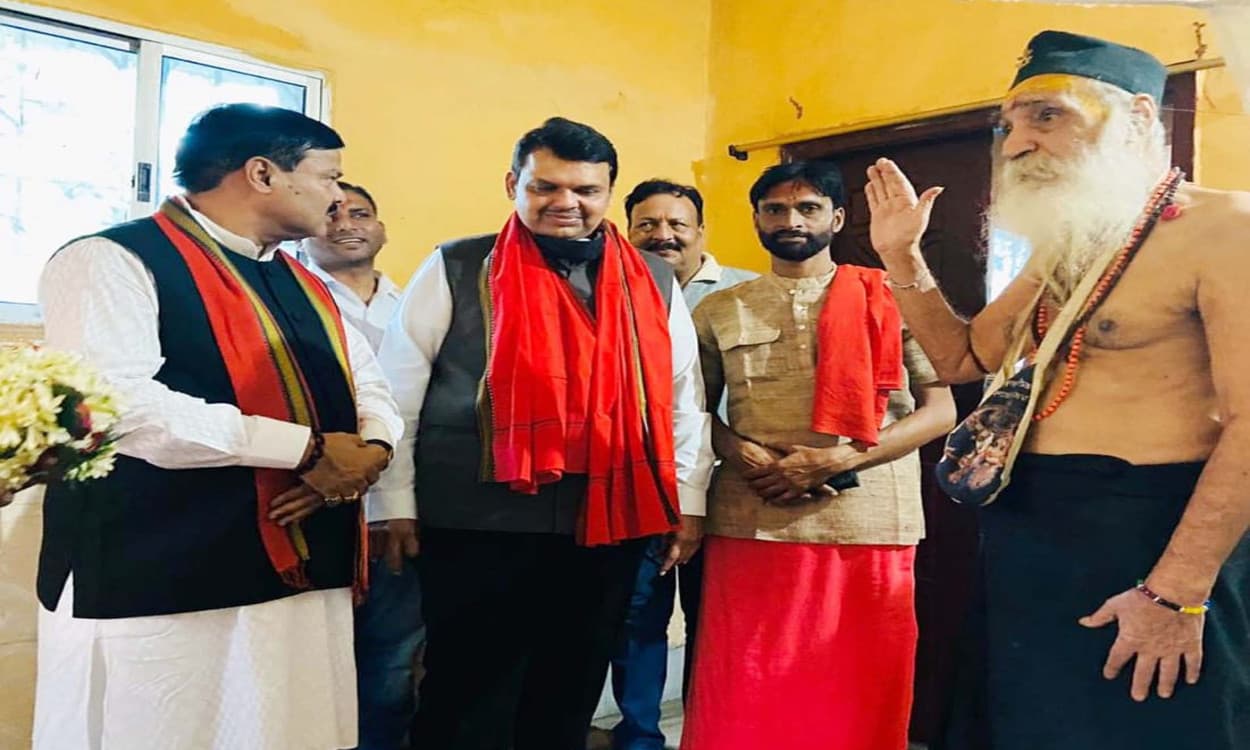 बिहार में चुनावी ताल ठोंकने से पहले देवेंद्र फडणवीस ने रजरप्पा में बोरिया बाबा से लिया आशीर्वाद, किया एनडीए के जीत का दावा