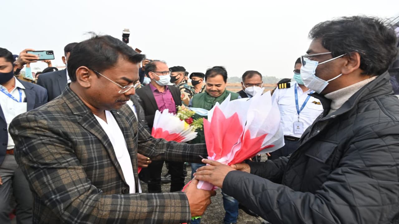 गणतंत्र दिवस समारोह में शामिल होने दुमका पहुंचे सीएम हेमंत सोरेन, पेट्रोल सब्सिडी योजना का करेंगे शुभारंभ