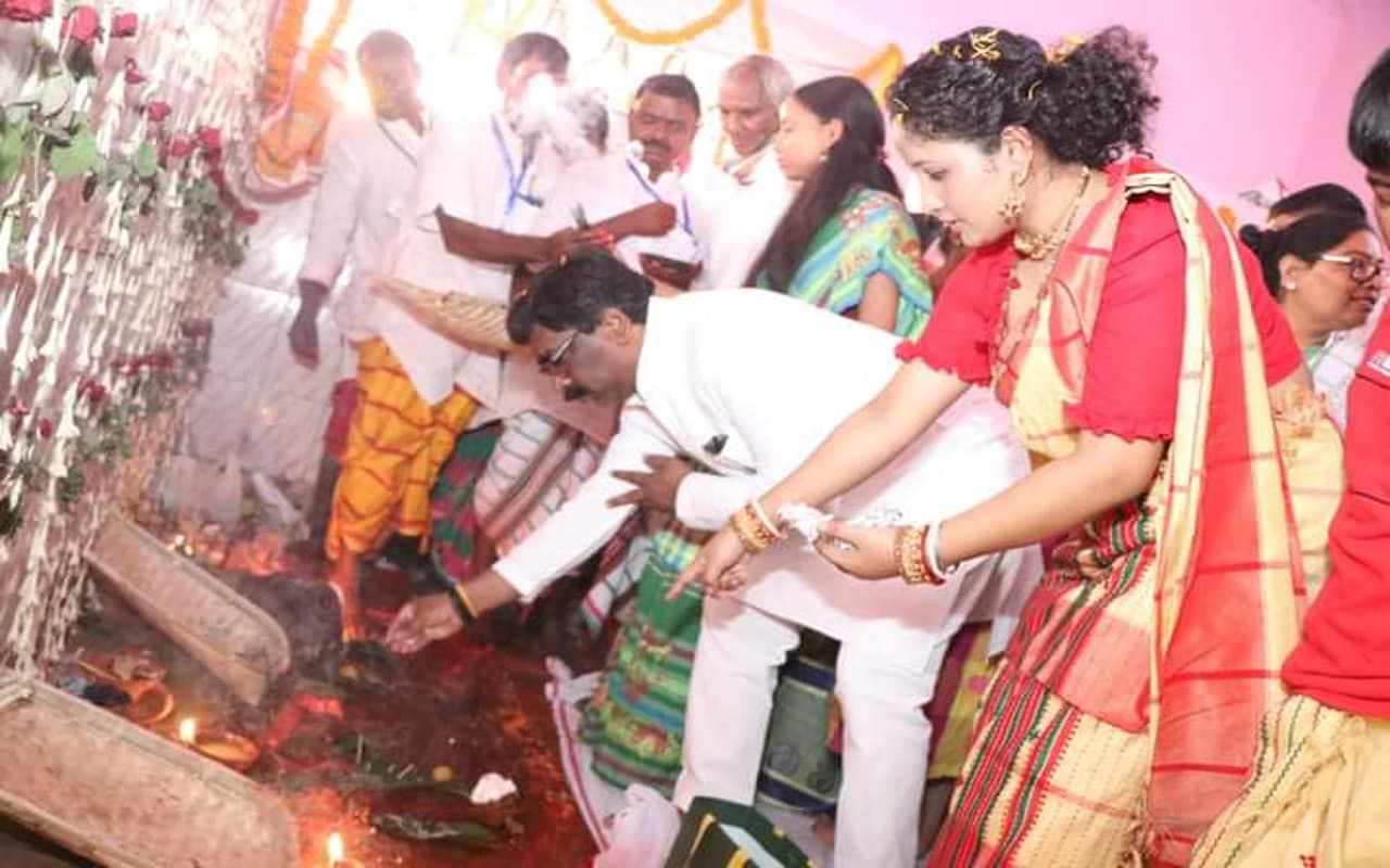 परिवार संग CM हेमंत ने बोकारो के लुगूबुरु में की पूजा अर्चना, राज्य वासियों के लिए मांगी दुआ, देखें Pics