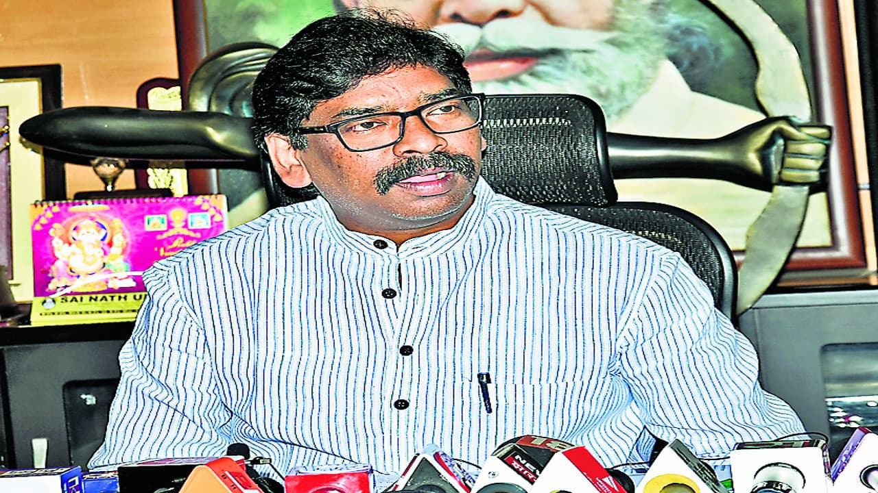खतियानी जोहार यात्रा के दौरान CM हेमंत ने BJP को महंगाई पर घेरा, बोले- पहले लगती थी डायन, अब नजर आ रही भौजाई