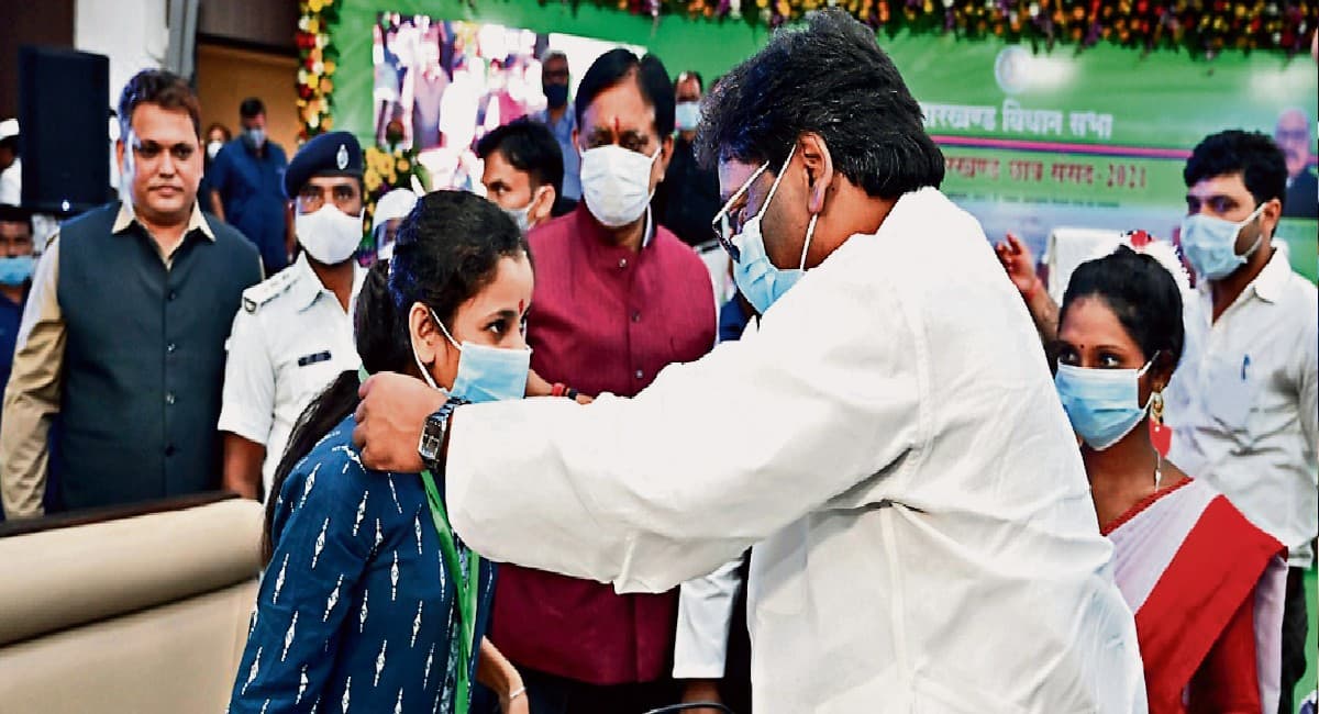 CM हेमंत सोरेन ने ईडी के समन को सुप्रीम कोर्ट में दी चुनौती, कहा- दुर्भावना से प्रेरित होकर कर रही कार्रवाई