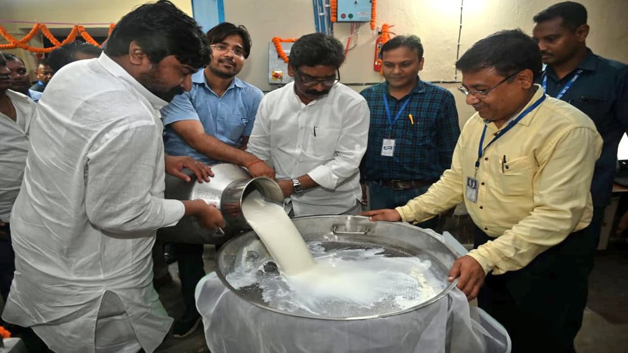 Mines with Milk के रूप में साहिबगंज जिला की बनेगी पहचान, CM हेमंत ने संताल को डेयरी प्लांट की दी सौगात