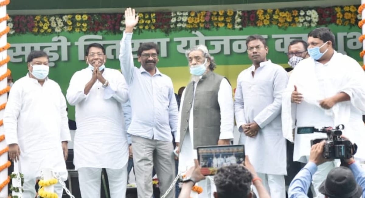 सोना सोबरन धोती-साड़ी वितरण योजना की CM हेमंत ने दुमका से की शुरुआत, राज्य के 58 लाख परिवार को मिलेगा लाभ