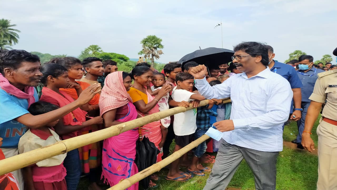 झारखंड के गोड्डा में जनता के बीच पहुंचे CM हेमंत सोरेन, 37 योजनाओं का उद्घाटन और 23 का किया शिलान्यास झारखंड के गोड्डा में जनता के बीच पहुंचे CM हेमंत सोरेन, 37 योजनाओं का उद्घाटन और 23 का किया शिलान्यास