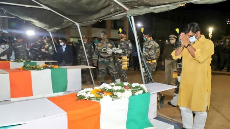चाईबासा में नक्सलियों के बम हमला से शहीद हुए 3 जवान को CM हेमंत सोरेन ने दी श्रद्धांजलि, जानें क्लेमोर बम की जद में कैसे आये जवान