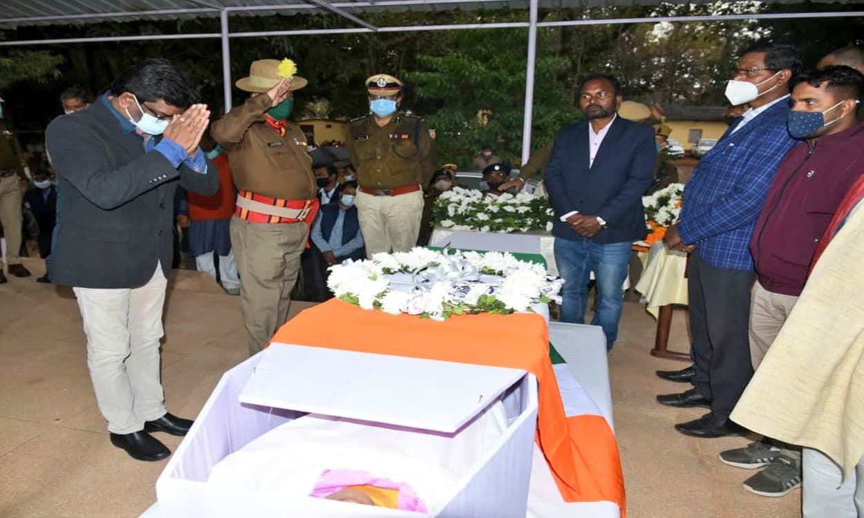 लोहरदगा में IED ब्लास्ट : पति के अंतिम दर्शन के लिए 90 किमी तक रोती रही शहीद दुलेश्वर की पत्नी