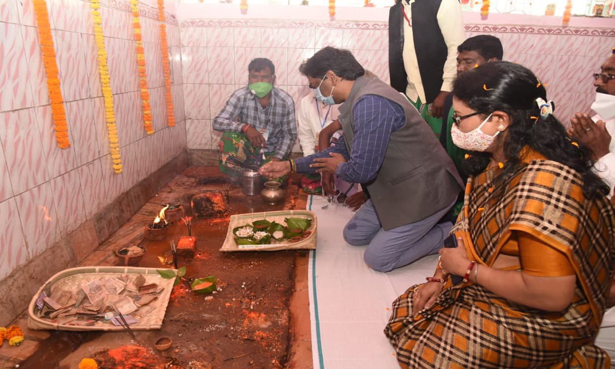 सीएम हेमंत सोरेन ने लुगुबुरु में की पूजा- अर्चना, बोले- सांस्कृतिक एवं पारंपरिक व्यवस्था अक्षुण्ण रखना जरूरी