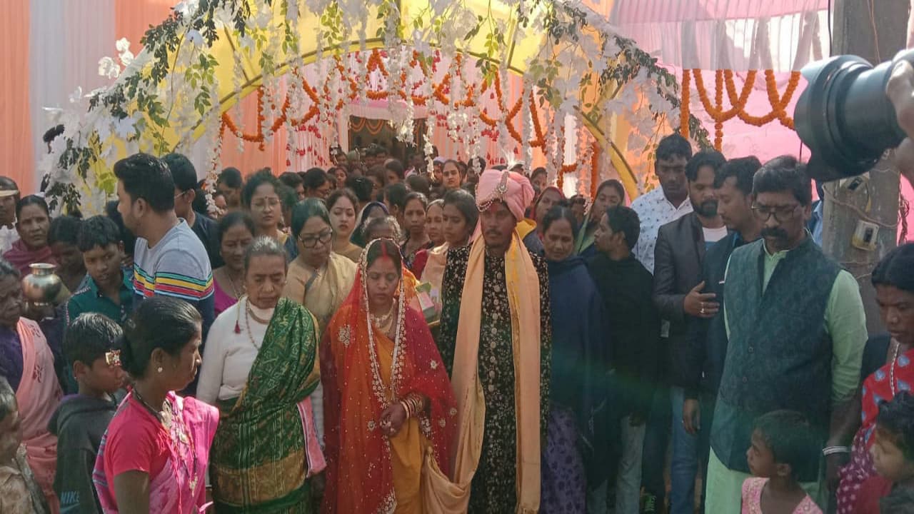 संताली रीति-रिवाज से CM हेमंत सोरेन की चचेरी बहन की शादी हुई संपन्न, विदाई कर लौटे गये रांची, देखें Pics