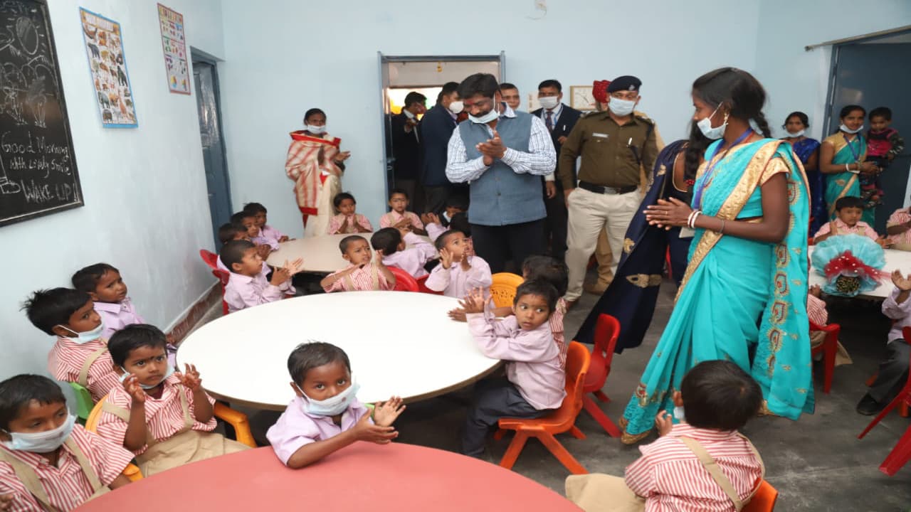 CM हेमंत सोरेन बोकारो में छोटे बच्चों के साथ बिताये कुछ पल, बोले- ग्रामीणों के विकास के लिए सरकार प्रयत्नशील