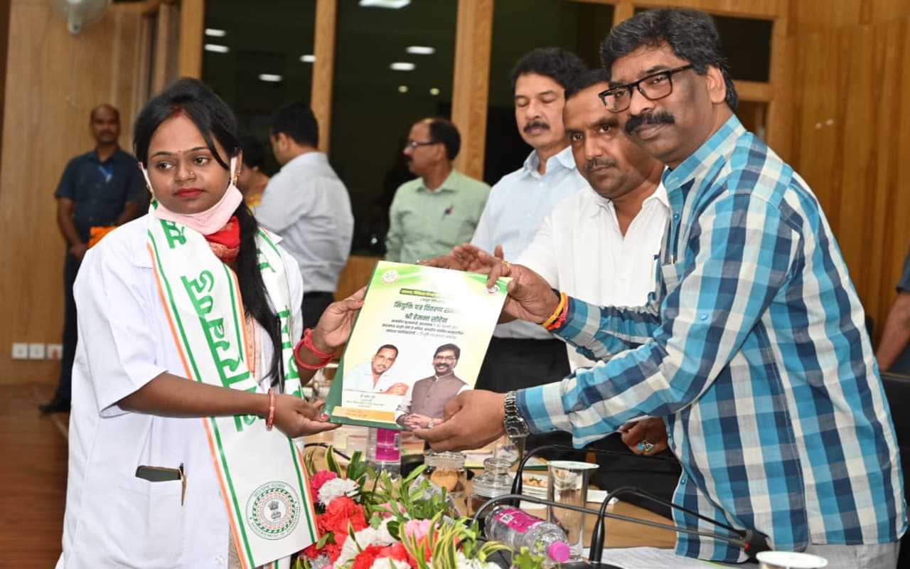 CM हेमंत सोरेन ने 217 आयुष डॉक्टर्स को सौंपा नियुक्ति पत्र, देखें Pics