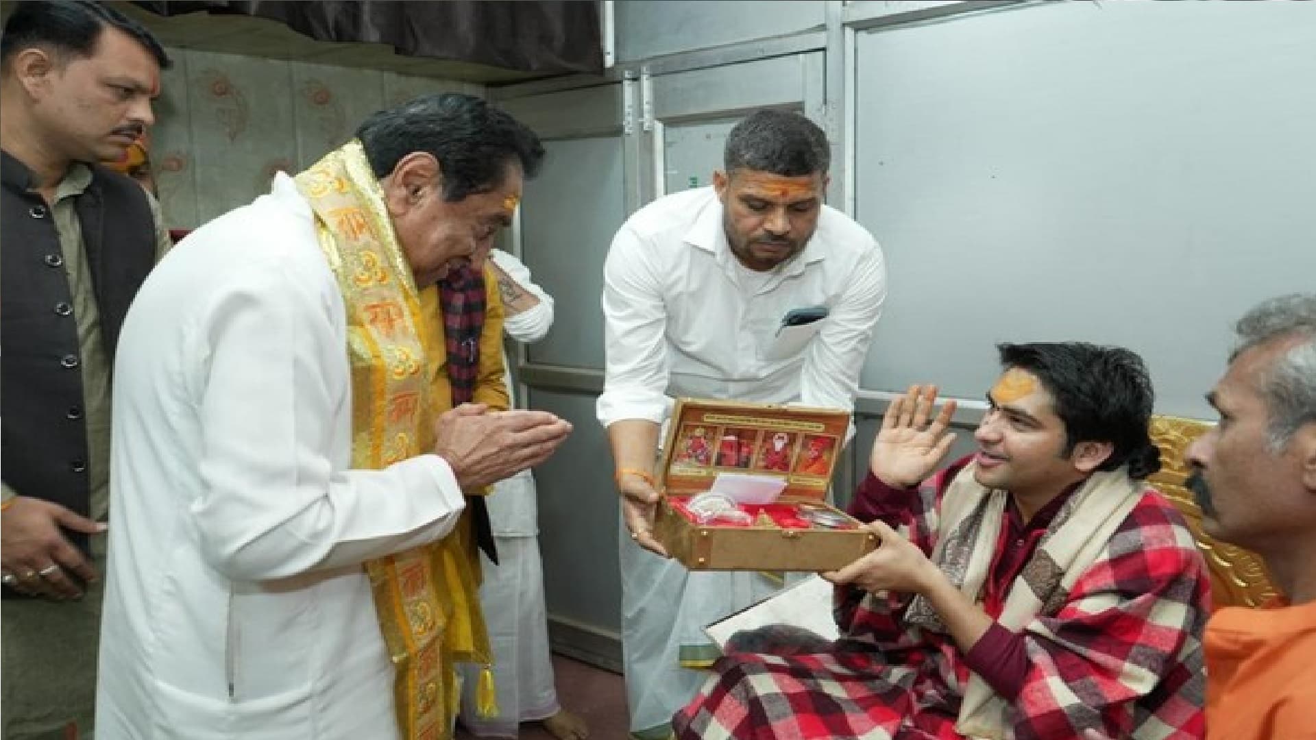 Dhirendra Shastri: बागेश्वर धाम पहुंचे कांग्रेस नेता कमलनाथ, पंडित धीरेंद्र शास्त्री से की मुलाकात