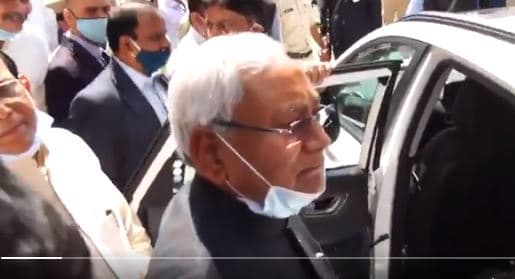 गिरिराज सिंह के 'बांस से मारो..' बयान पर बवाल, सीएम नीतीश बोले- उन्हीं से पूछिये पिटायी शब्द सही है क्या?