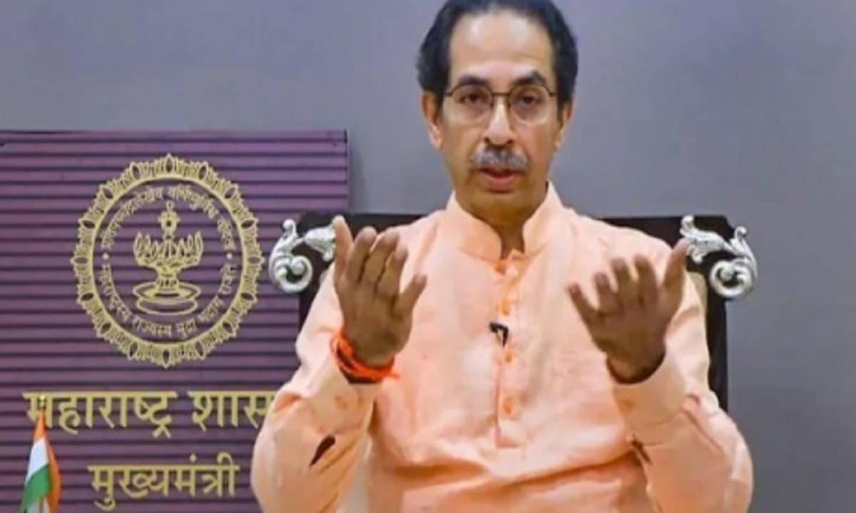 Maharashtra Political Crisis: शिवसेना में बगावत, एकनाथ शिंदे सहित 26 MLA सूरत पहुंचे, उद्धव सरकार पर संकट