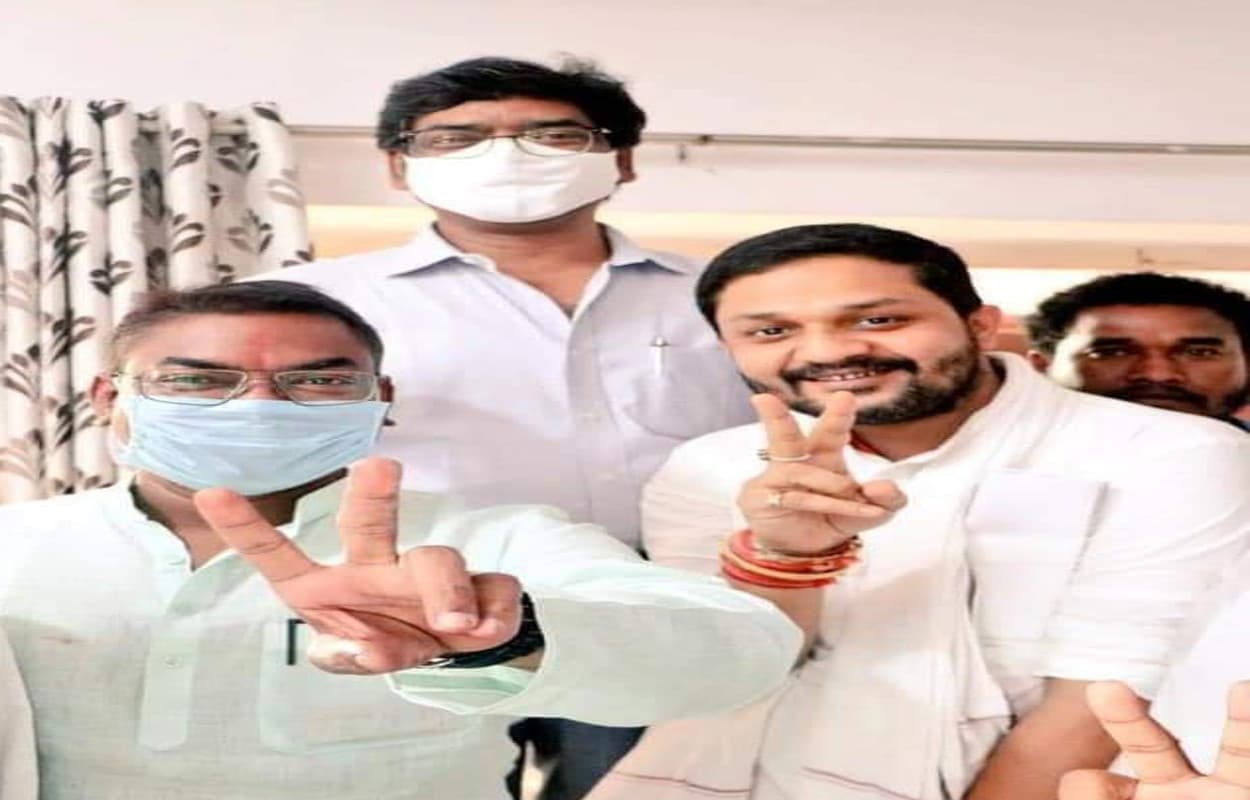 Jharkhand By Election Result 2020 : हेमंत सरकार पर लोगों ने जताया भरोसा, दुमका- बेरमो सीट गठबंधन की झोली में, हर जगह जश्न का माहौल Jharkhand By Election Result 2020 : हेमंत सरकार पर लोगों ने जताया भरोसा, दुमका- बेरमो सीट गठबंधन की झोली में, हर जगह जश्न का माहौल