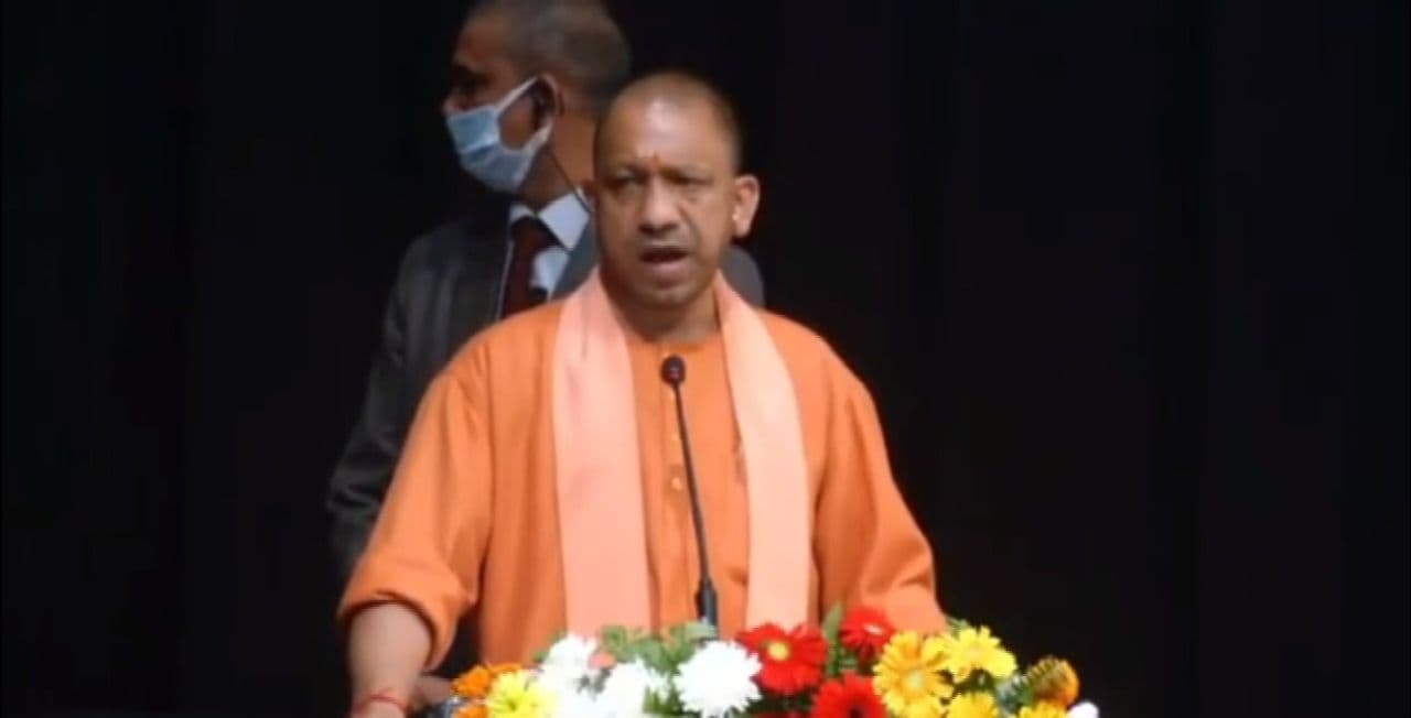 CM योगी आदित्यनाथ ने दिव्यांगों को सराहा महर्षि अष्टावक्र, कालिदास, वैज्ञानिक स्टीफेंस हॉकिंस का दिया उदाहरण