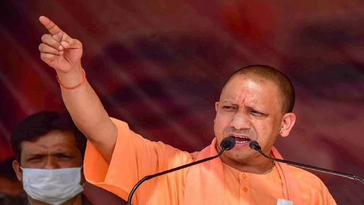 UP: मुख्यमंत्री योगी आदित्यनाथ पहुंचे कानपुर, 6 फुट ऊंचे मंच से भरी हुंकार