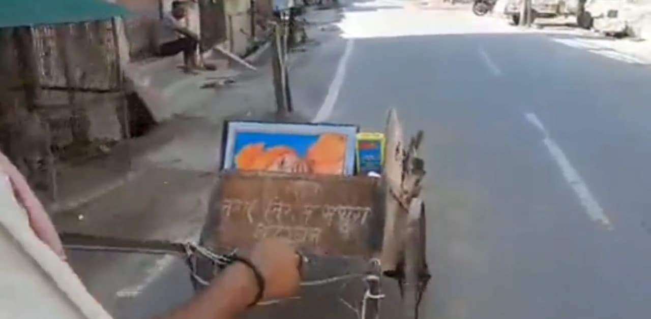 मथुरा नगर निगम की कूड़ा गाड़ी में PM मोदी और CM योगी की मिली फोटो, सफाई कर्मी निष्कासित