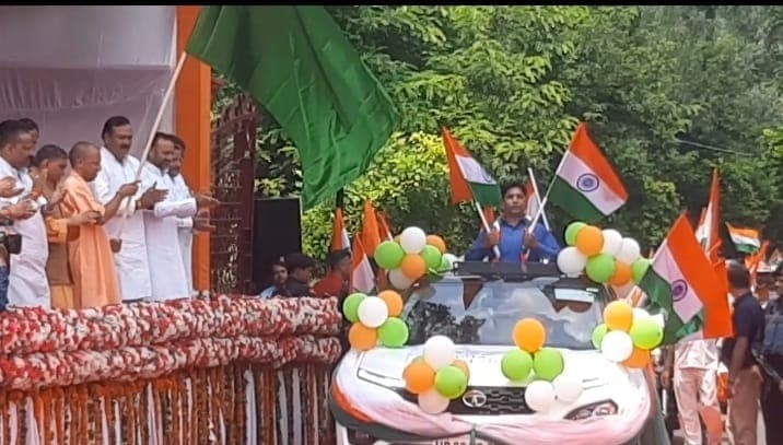 Agra News: ताज नगरी में हर घर तिरंगा रैली को हरी झंडी दिखाकर सीएम योगी ने किया रवाना