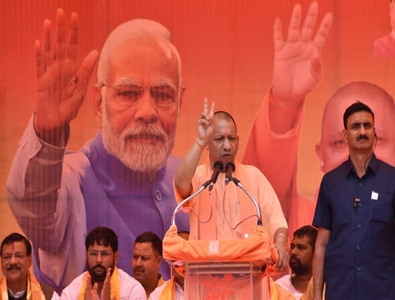 मथुरा में सीएम योगी आदित्यनाथ बोले- 'यूपी में युवा पहले लहराते थे तमंचे, अब हाथों में है टैबलेट'