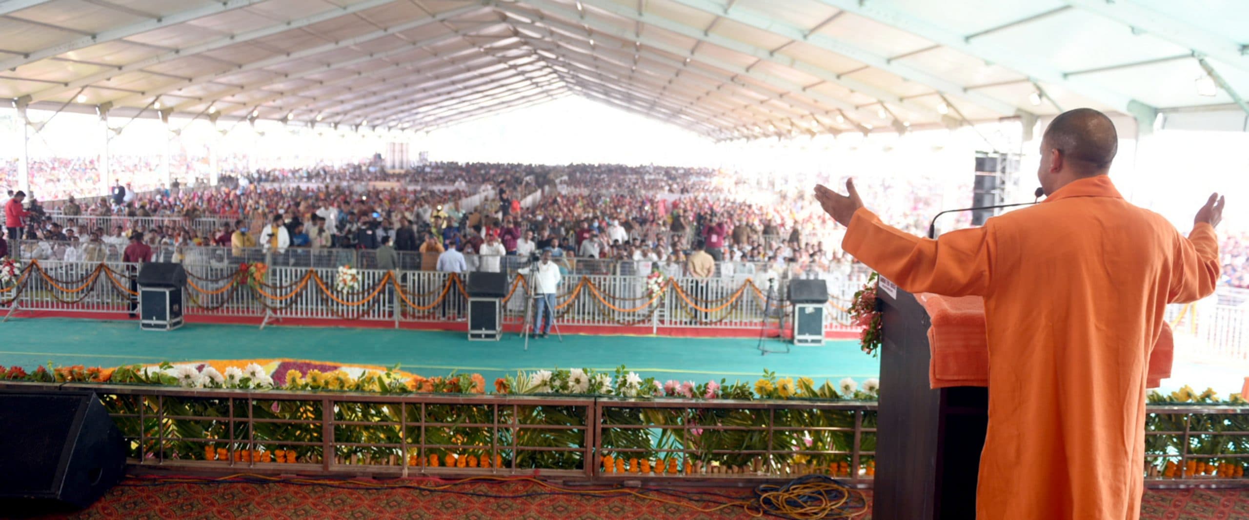 Lucknow News: CM योगी आदित्यनाथ ने शुरू की मुफ्त राशन वितरण योजना, बोले- पिछली सरकारों में लोग मरे थे भूख से